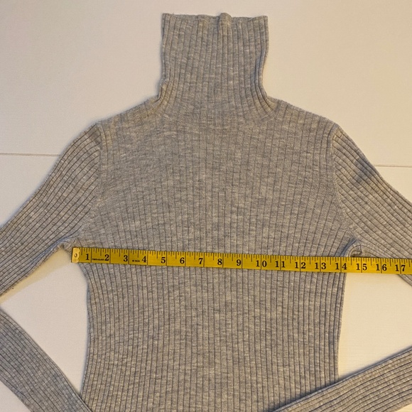 Vince Lightweight Skinny Ribbed Turtleneck Sweater in Light Grey Size Small - Picture 9 of 11